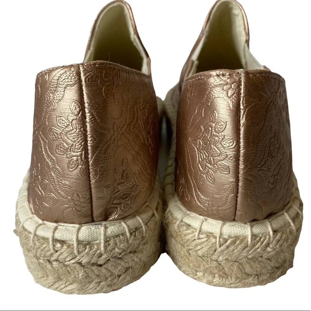 Mukluks Womens Rose Gold Metallic Shoes. Size 9